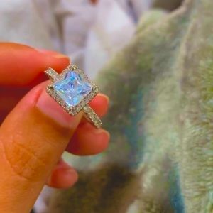 White 1.9 ct sapphire princess cut silver ring